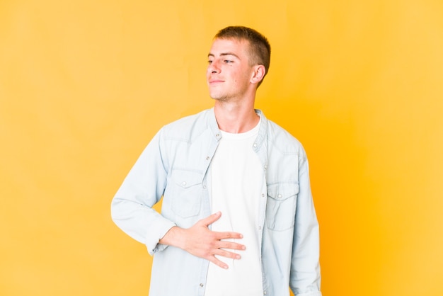 Jonge blanke knappe man geïsoleerd emoties uiten