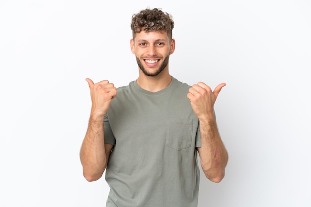 Jonge blanke knappe man geïsoleerd op een witte achtergrond met thumbs up gebaar en lachend