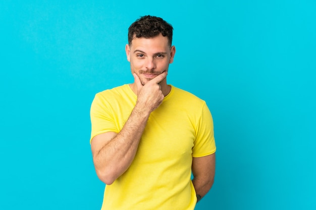 Jonge blanke knappe man geïsoleerd