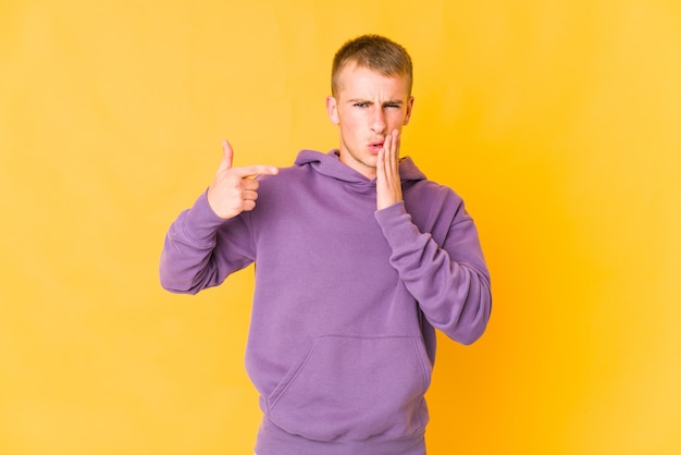 Jonge blanke knappe man met een sterke tandenpijn, kiespijn.