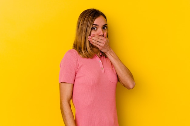 Jonge blanke magere vrouw geïsoleerd op gele muur bang en bang.