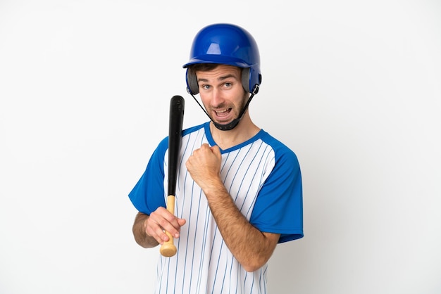 Jonge blanke man die honkbal speelt geïsoleerd op een witte achtergrond die een overwinning viert