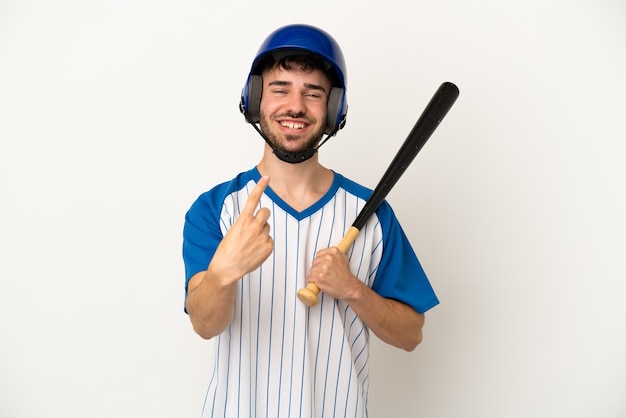 Jonge blanke man die honkbal speelt geïsoleerd op een witte achtergrond die komend gebaar doet