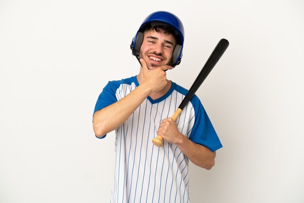 Jonge blanke man die honkbal speelt geïsoleerd op een witte achtergrond gelukkig en glimlachend