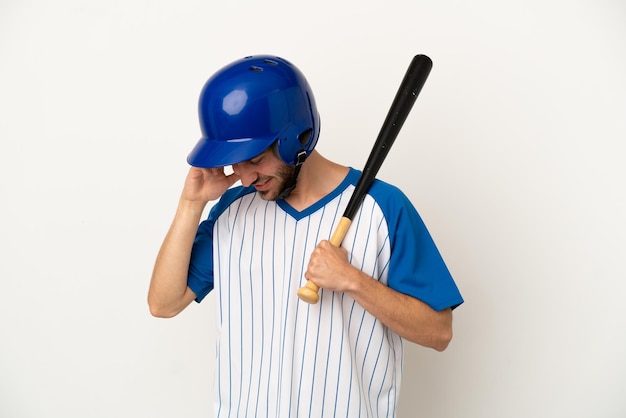 Jonge blanke man die honkbal speelt geïsoleerd op een witte achtergrond lachen