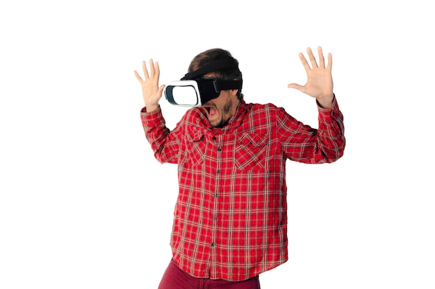 Jonge blanke man emotioneel spelen, met behulp van virtual reality headset geïsoleerd.