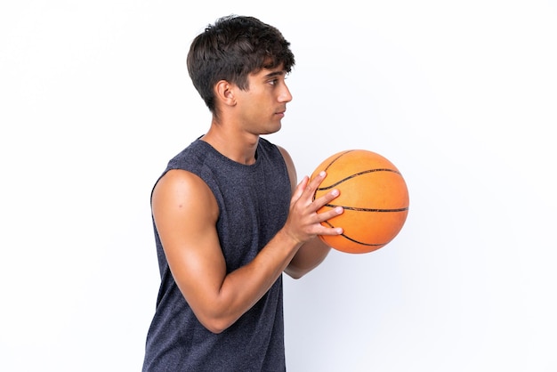 Jonge blanke man geïsoleerd op een witte achtergrond basketballen