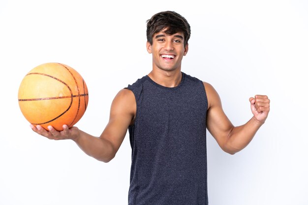 Jonge blanke man geïsoleerd op een witte achtergrond basketballen