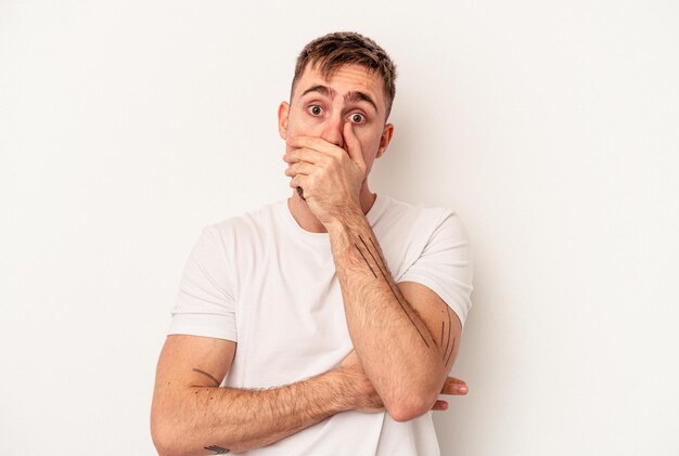 Jonge blanke man geïsoleerd op een witte achtergrond die zich verdrietig en peinzend voelt, kijkend naar kopieerruimte.