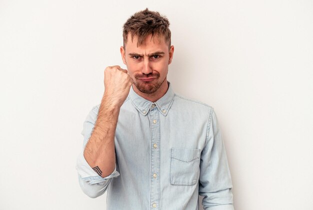 Foto jonge blanke man geïsoleerd op een witte achtergrond met een gebaar van teleurstelling met wijsvinger.