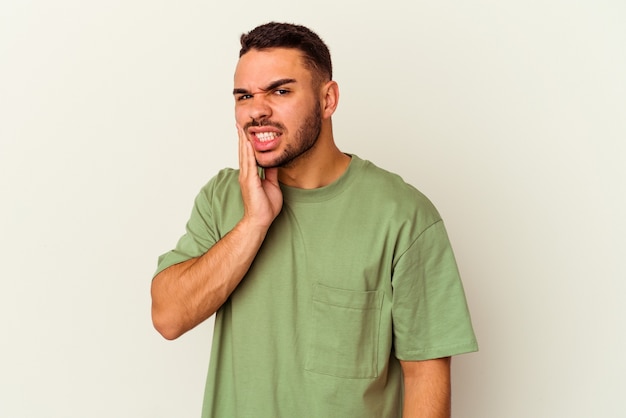 Jonge blanke man geïsoleerd op een witte achtergrond met een sterke tandenpijn, kiespijn.