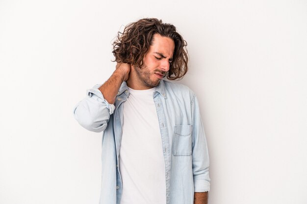 Jonge blanke man geïsoleerd op een witte achtergrond met nekpijn als gevolg van stress, masseren en aanraken met de hand.