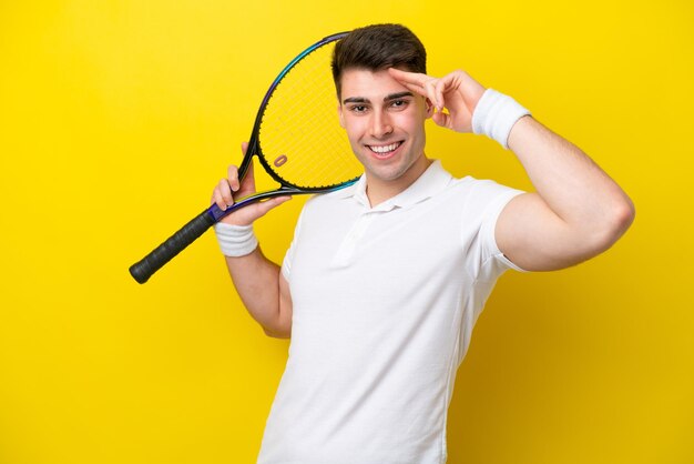 Jonge blanke man geïsoleerd op een witte achtergrond tennissen