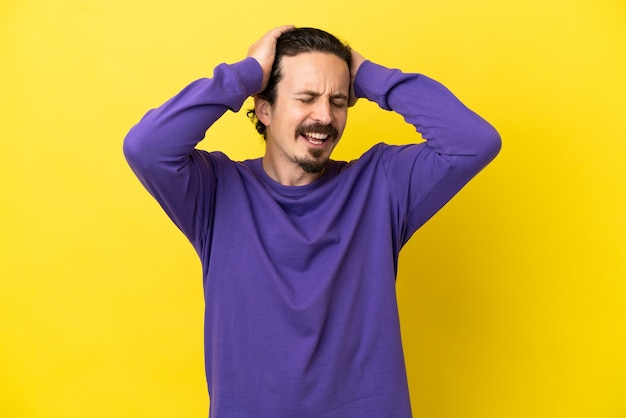 Jonge blanke man geïsoleerd op gele achtergrond lachen