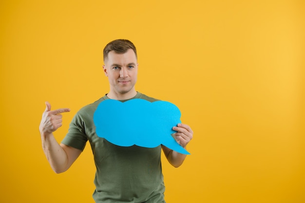 Jonge blanke man geïsoleerd op gele achtergrond met een denkende tekstballon en OK-teken doen