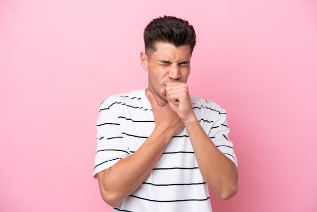 Jonge blanke man geïsoleerd op roze achtergrond veel hoesten