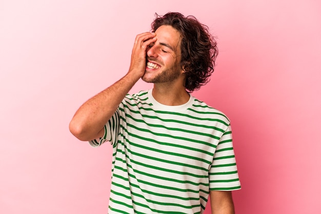 Jonge blanke man geïsoleerd op roze bakcground lachen gelukkig, zorgeloos, natuurlijke emotie.