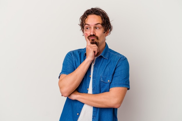 Jonge blanke man geïsoleerd op wit overweegt, een strategie plannen, na te denken over de manier van een bedrijf.