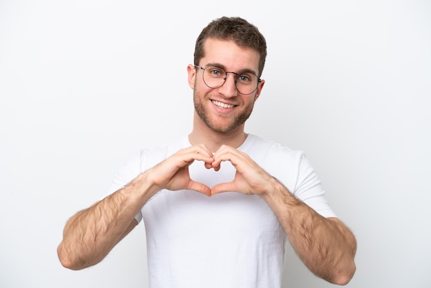 Jonge blanke man geïsoleerd op witte achtergrond Met bril maken hart met handen