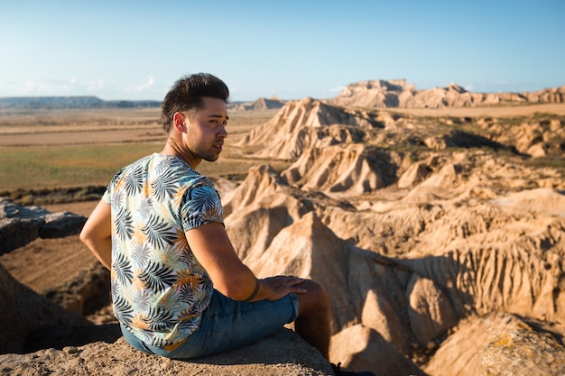 Jonge blanke man in Bardenas Reales, Navarra, Baskenland.