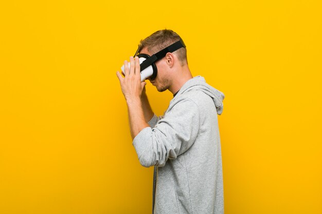 Jonge blanke man met behulp van een virtual reality-bril