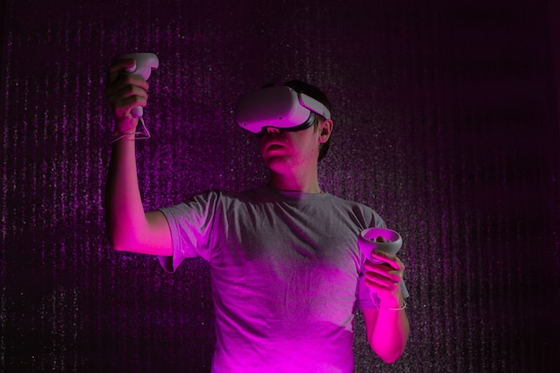 Jonge blanke man met behulp van virtual reality headset. VR, toekomst, gadgets, technologieconcept