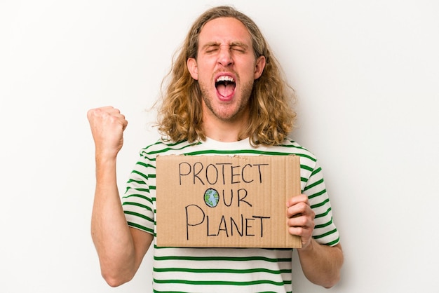 Jonge blanke man met bescherm je planeet plakkaat geïsoleerd op een witte achtergrond