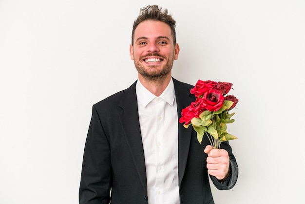 Jonge blanke man met boeket bloemen geïsoleerd op een witte achtergrond gelukkig, lachend en vrolijk.