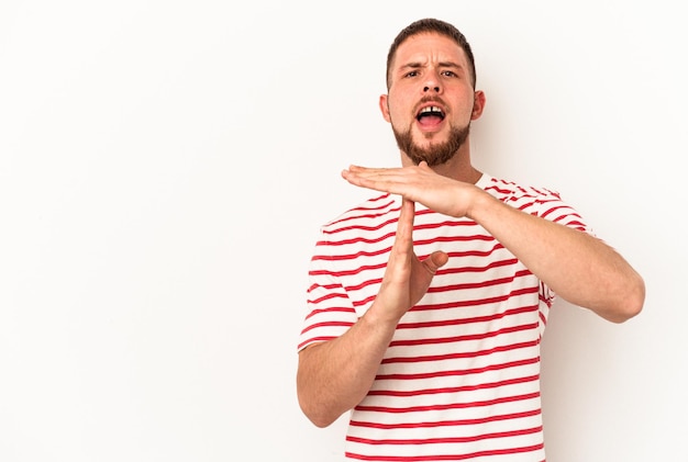 Jonge blanke man met diasteem geïsoleerd op een witte achtergrond met een time-out gebaar.