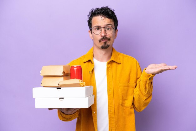 Jonge blanke man met een geïsoleerde achtergrond