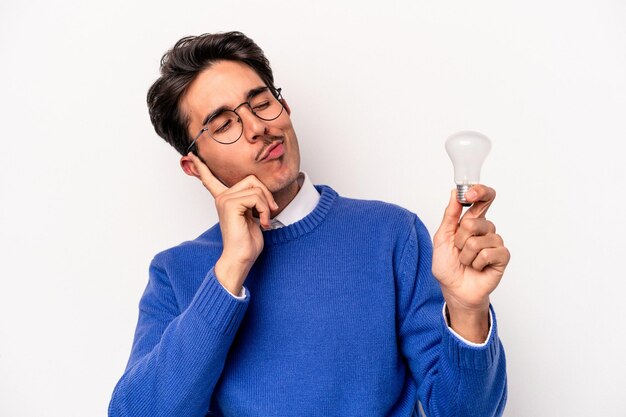 Jonge blanke man met een gloeilamp geïsoleerd op een witte achtergrond