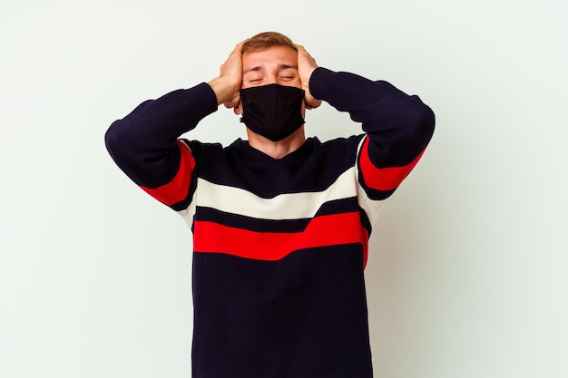 Jonge blanke man met een masker voor virus geïsoleerd op een witte achtergrond