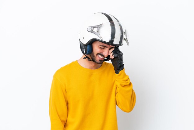 Jonge blanke man met een motorhelm geïsoleerd op een witte achtergrond lachen