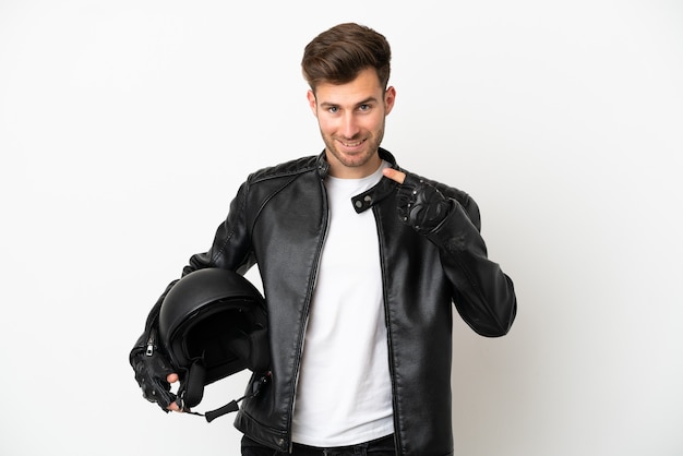 Jonge blanke man met een motorhelm geïsoleerd op een witte achtergrond met een duim omhoog gebaar