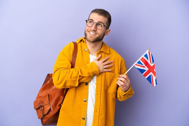 Jonge blanke man met een vlag van het Verenigd Koninkrijk geïsoleerd