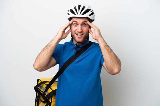 Jonge blanke man met thermische rugzak geïsoleerd op een witte achtergrond met verrassing expression