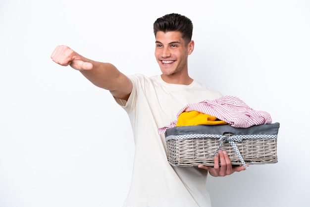 Jonge blanke man met wasmand geïsoleerd op een witte achtergrond met een duim omhoog gebaar