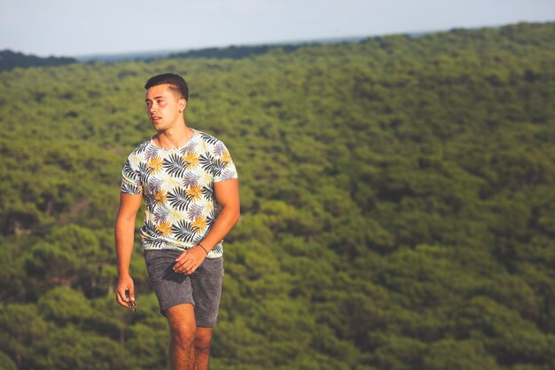 Jonge blanke man op de top van Dune de Pila zandduin in Arcachon, Aquitanie, Frankrijk.