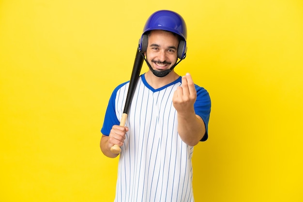 Jonge blanke man spelen honkbal geïsoleerd op gele achtergrond geld gebaar maken