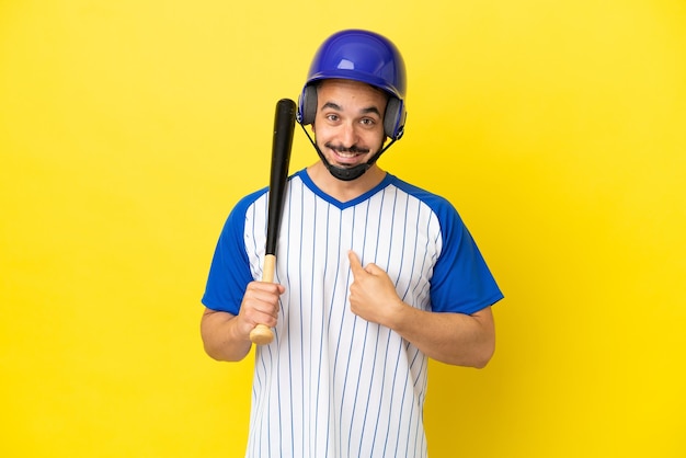 Jonge blanke man spelen honkbal geïsoleerd op gele achtergrond met verrassing gezichtsuitdrukking