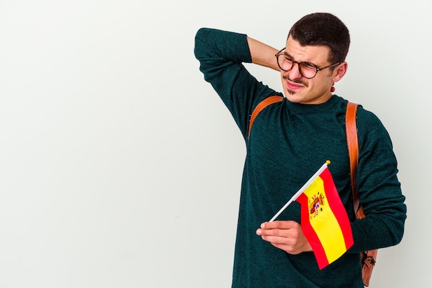 Jonge blanke man studeren Engels geïsoleerd op witte achtergrond achterhoofd aanraken, denken en een keuze maken.