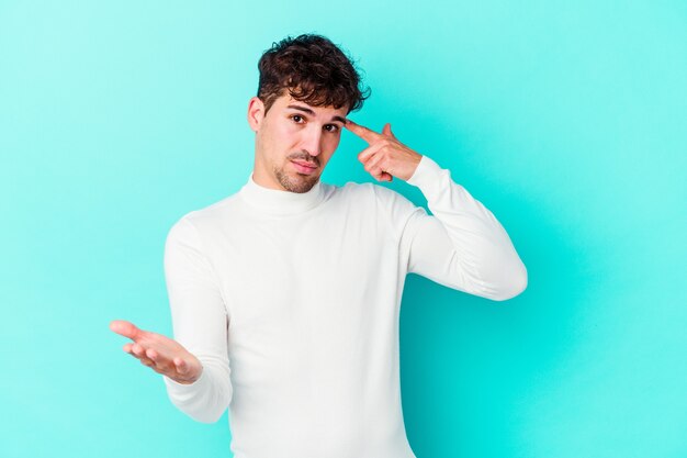 Jonge blanke man uiting van emoties geïsoleerd