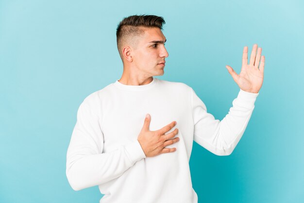 Jonge blanke man uiting van emoties geïsoleerd