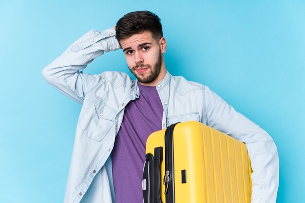 Jonge blanke reiziger man met een koffer geïsoleerd geschokt, ze heeft belangrijke vergadering herinnerd.