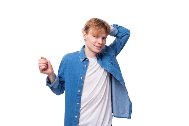 Foto jonge blanke roodharige man in een denim shirt die denkt op een witte achtergrond met kopieerruimte