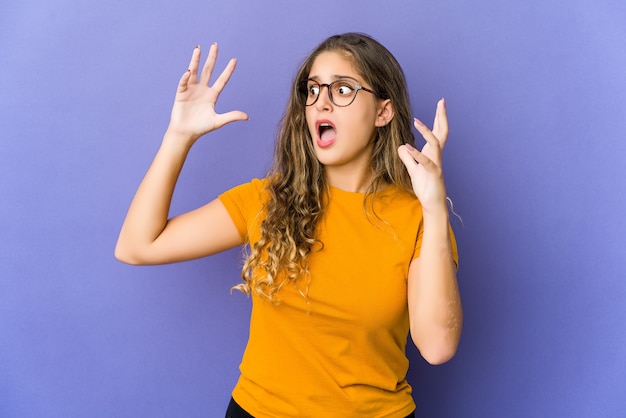 Foto jonge blanke schattige vrouw schreeuwen naar de hemel, gefrustreerd opzoeken.