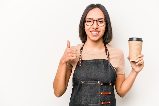 Jonge blanke serveerster vrouw met afhaalmaaltijden koffie geïsoleerd op een witte achtergrond glimlachend en duim omhoog