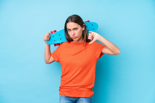 Jonge blanke skater vrouw voelt zich trots en zelfverzekerd, voorbeeld te volgen.