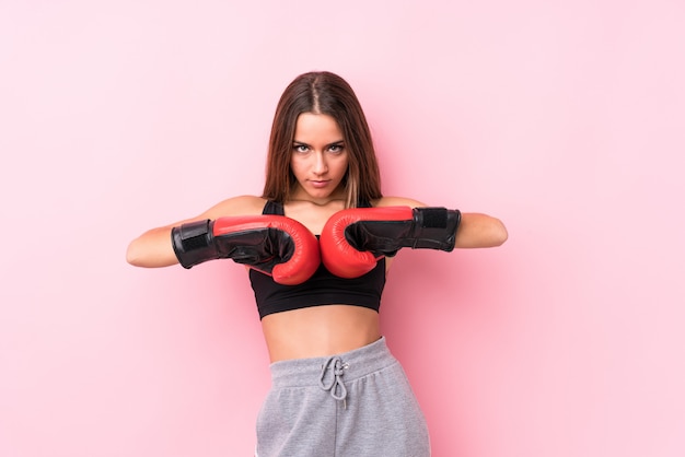 Jonge blanke sportieve vrouw boksen