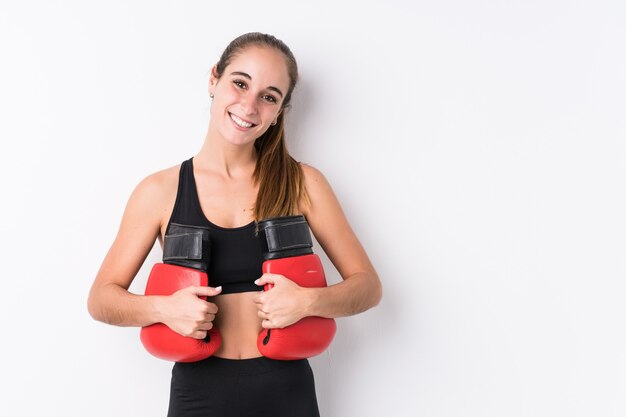 Jonge blanke sportieve vrouw boksen